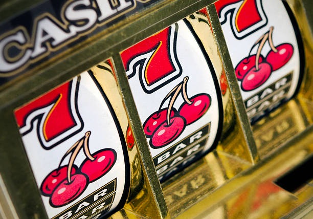 mulia77 MotoGP World Championship live casino app interface showing race schedule and live blackjack table side by side